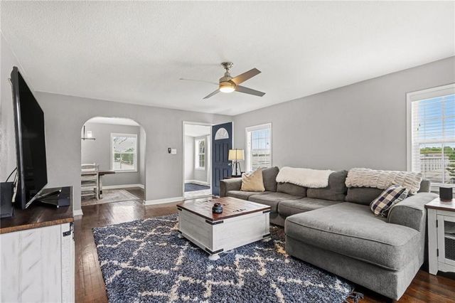 645 NE Barry Road, Kansas City, MO 64155