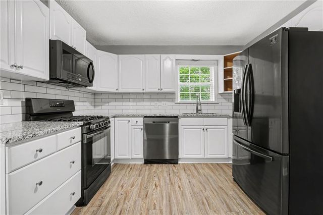 645 NE Barry Road, Kansas City, MO 64155