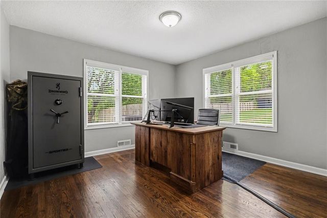 645 NE Barry Road, Kansas City, MO 64155