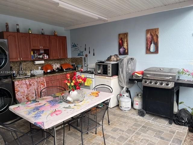 4211 W 10th Ln, Hialeah, FL 33012