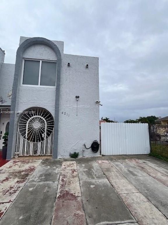 4211 W 10th Ln, Hialeah, FL 33012