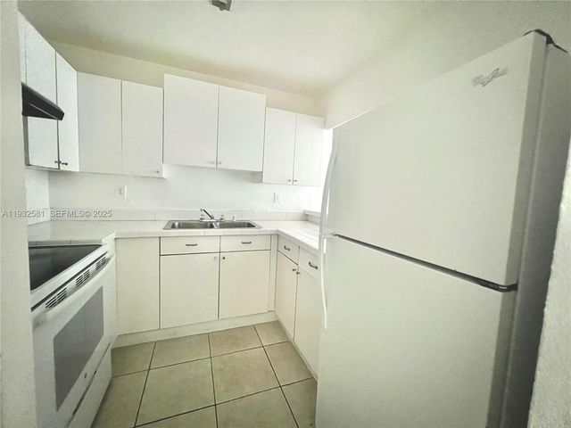 1305 W 46th St 121, Hialeah, FL 33012