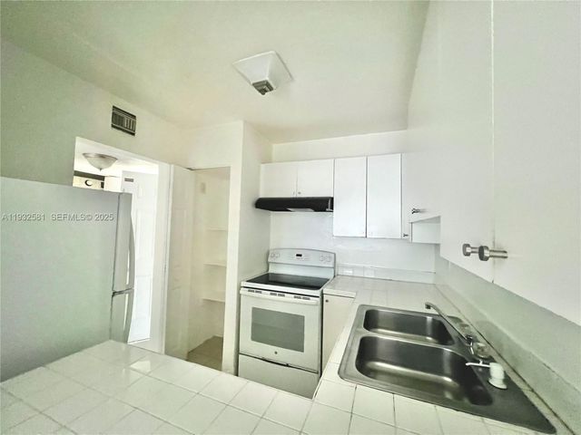 1305 W 46th St 121, Hialeah, FL 33012