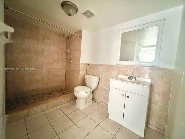 1305 W 46th St 121, Hialeah, FL 33012