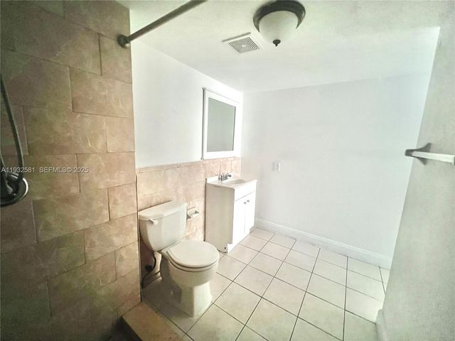 1305 W 46th St 121, Hialeah, FL 33012