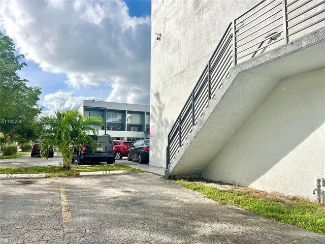 1305 W 46th St 121, Hialeah, FL 33012
