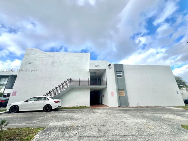 1305 W 46th St 121, Hialeah, FL 33012