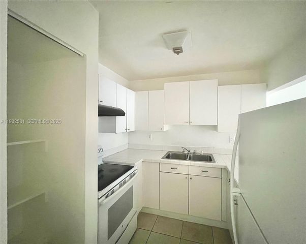 1305 W 46th St 121, Hialeah, FL 33012