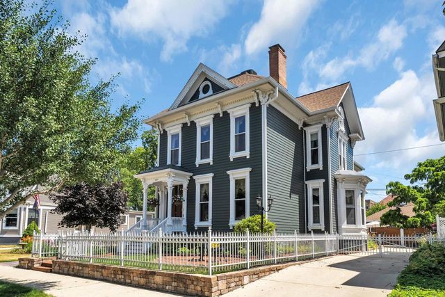 1037 College AVENUE, Racine, WI 53403