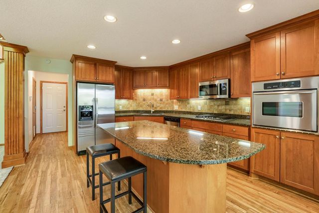 1598 Summit Shores Circle, Burnsville, MN 55306