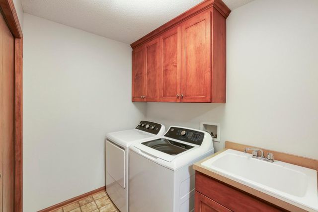 1598 Summit Shores Circle, Burnsville, MN 55306