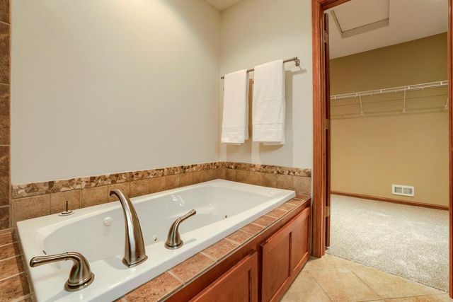 1598 Summit Shores Circle, Burnsville, MN 55306