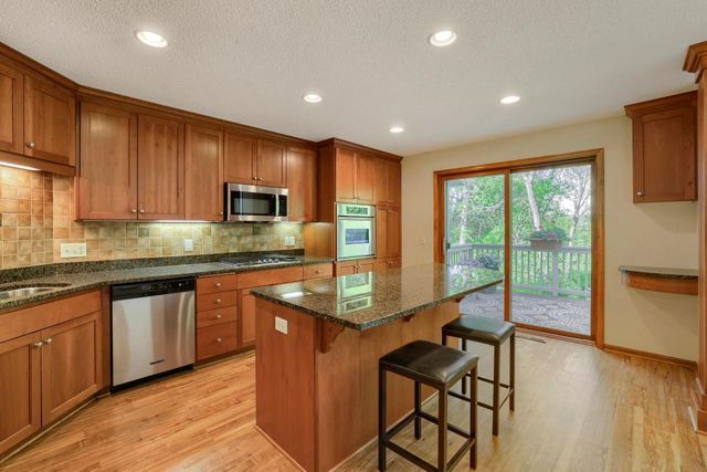 1598 Summit Shores Circle, Burnsville, MN 55306