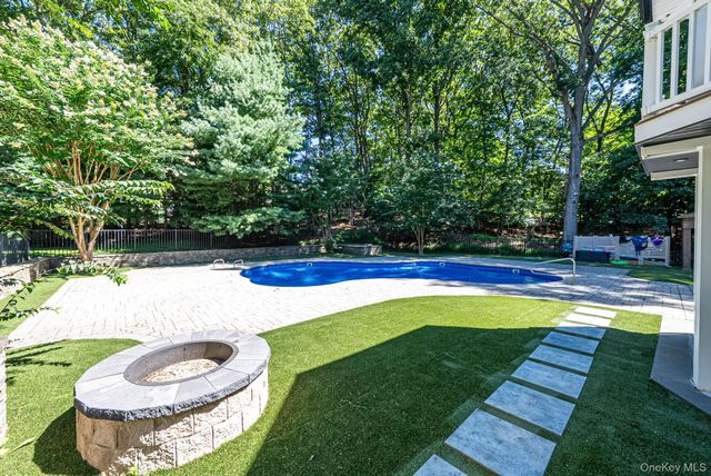 3 Dionne Court, Northport, NY 11768