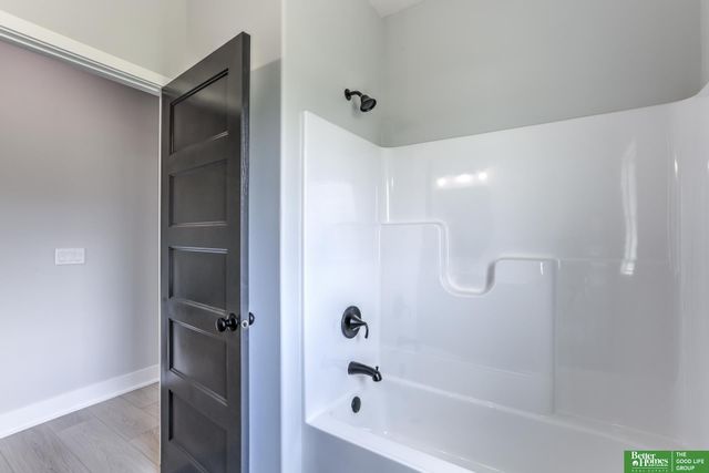 9815 Cumberland Drive, Papillion, NE 68046