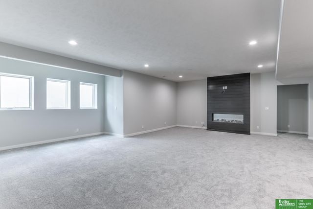 9815 Cumberland Drive, Papillion, NE 68046