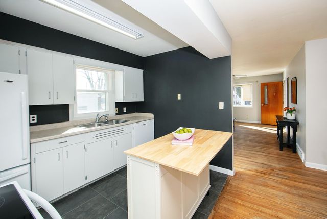 1021 2nd St SE, Waverly, IA 50677