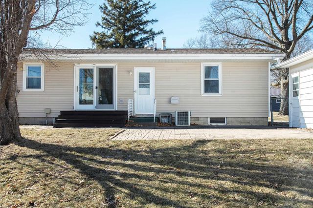 1021 2nd St SE, Waverly, IA 50677