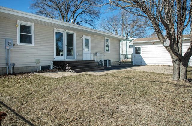 1021 2nd St SE, Waverly, IA 50677