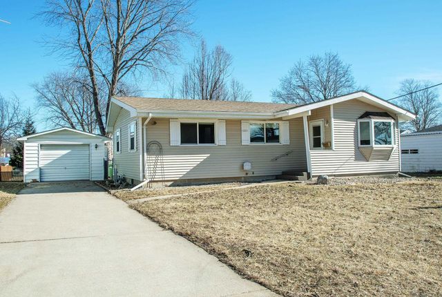 1021 2nd St SE, Waverly, IA 50677