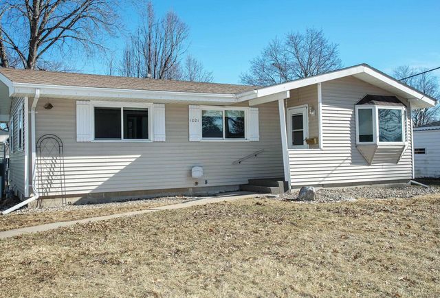 1021 2nd St SE, Waverly, IA 50677