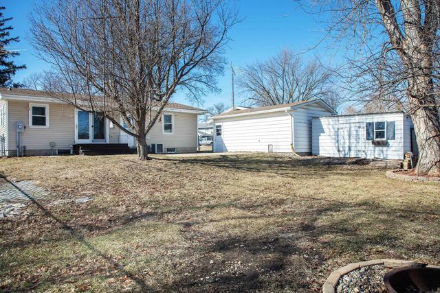 1021 2nd St SE, Waverly, IA 50677