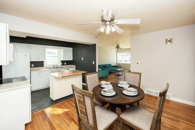 1021 2nd St SE, Waverly, IA 50677