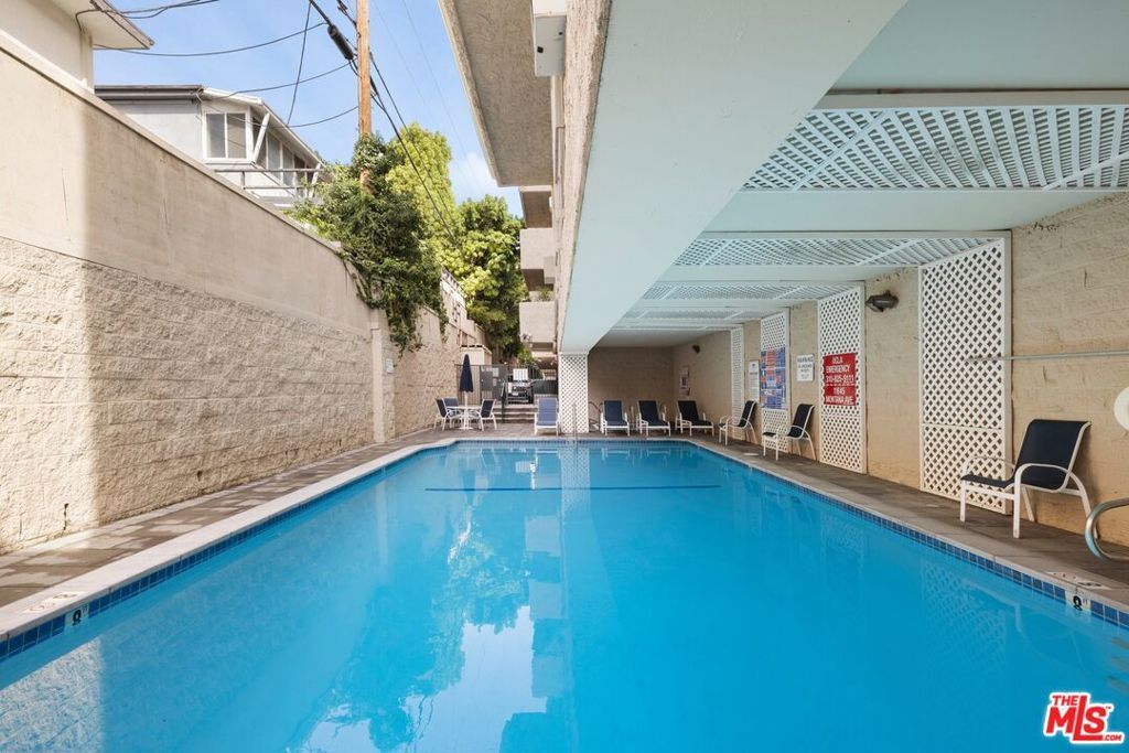 Image 12 of property listing at 11645 Montana Avenue 315, Los Angeles, CA 90049