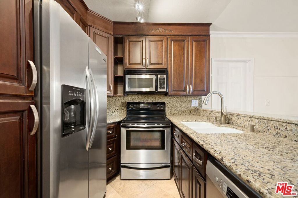 Image 6 of property listing at 11645 Montana Avenue 315, Los Angeles, CA 90049