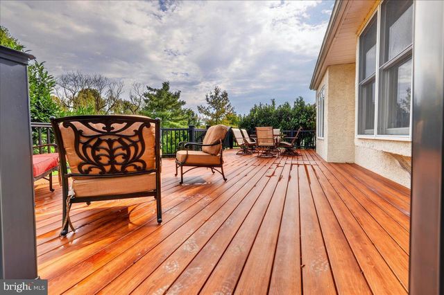 6 DOVER PL, Holland, PA 18966