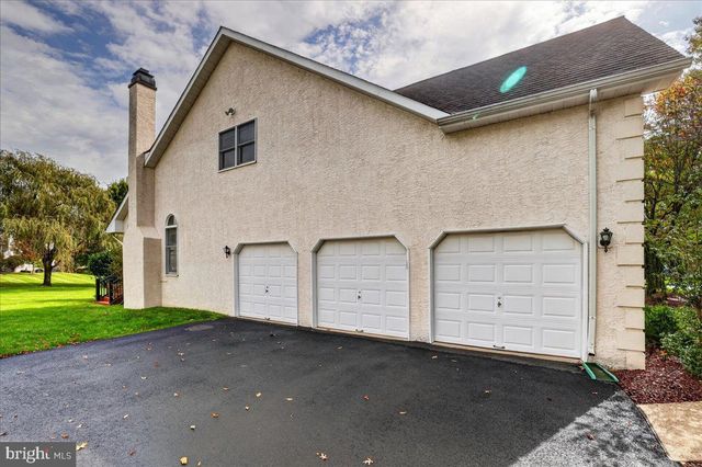 6 DOVER PL, Holland, PA 18966