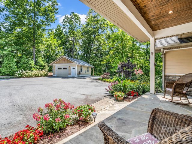 930 Big Raven Lane, Saluda, NC 28773