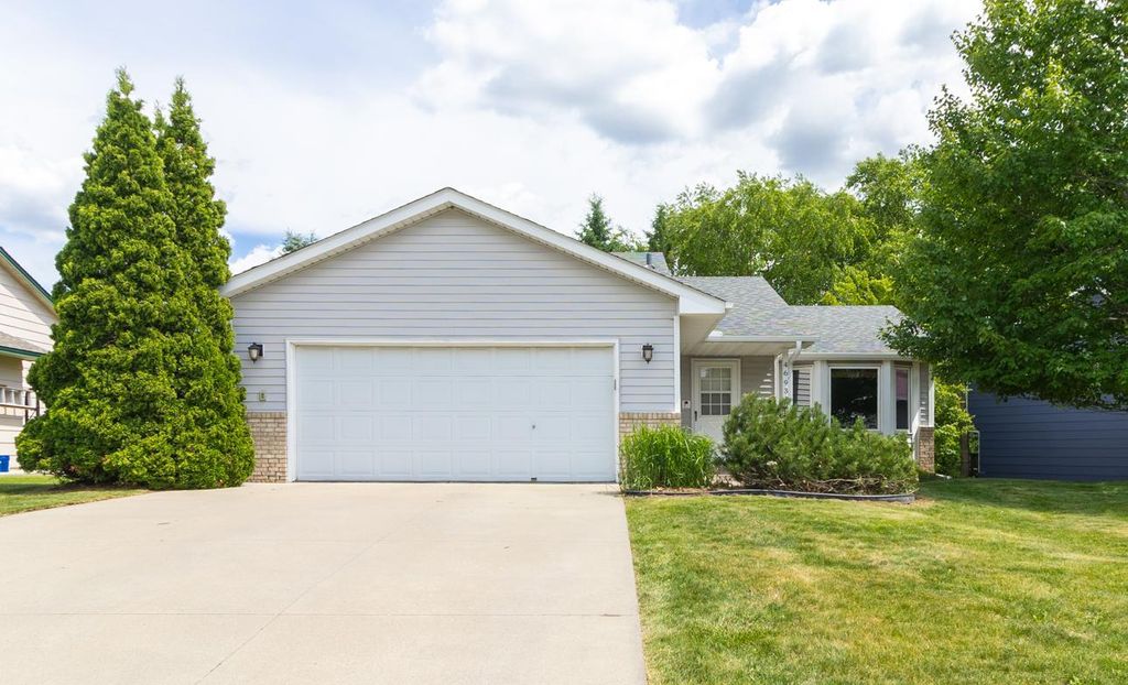 4693 Heather Ridge Road N, Oakdale, MN 55128