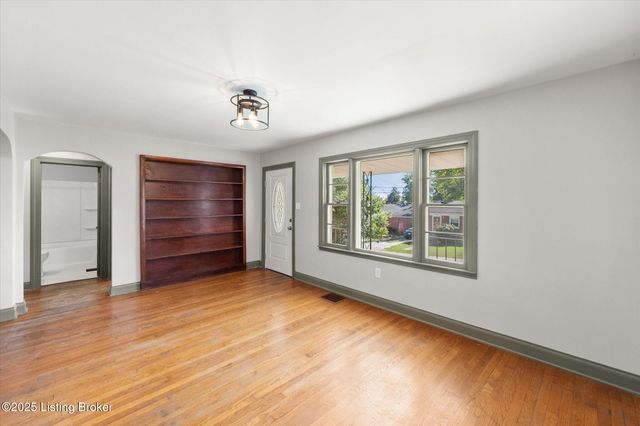 36 E College St, New Castle, KY 40050