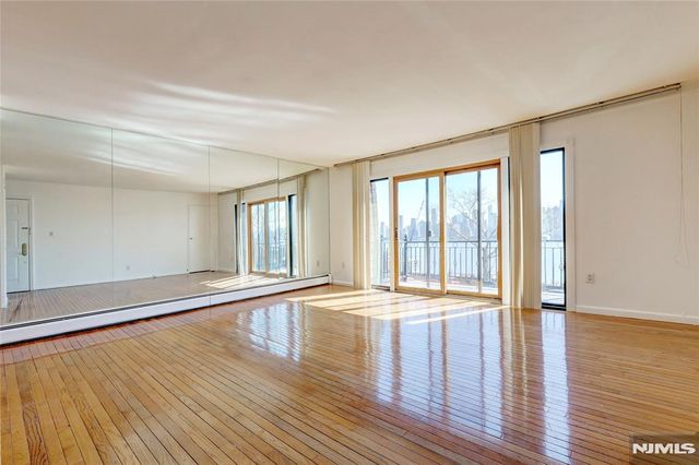 1021 JFK Blvd E, Weehawken, NJ 07086