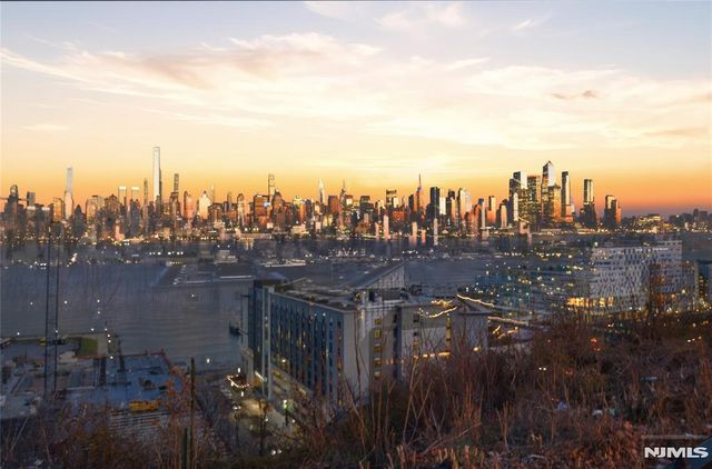 1021 JFK Blvd E, Weehawken, NJ 07086