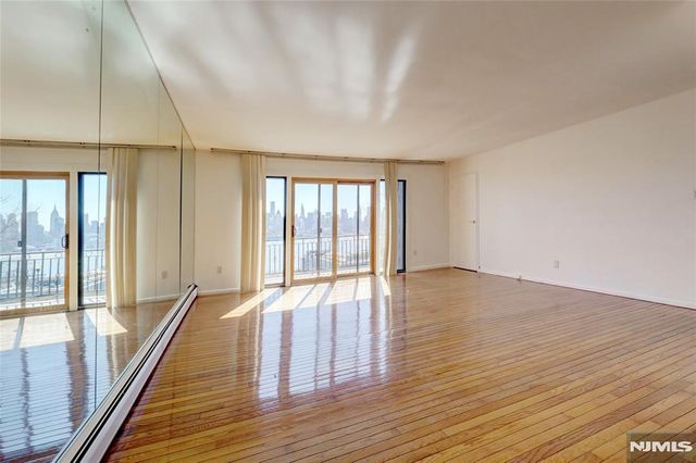 1021 JFK Blvd E, Weehawken, NJ 07086