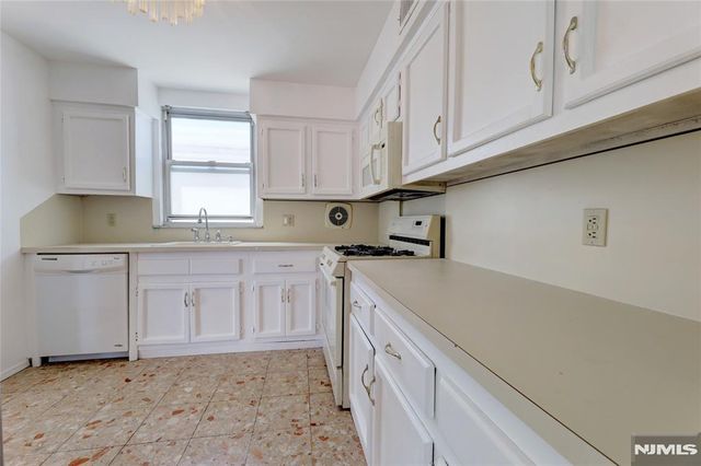 1021 JFK Blvd E, Weehawken, NJ 07086