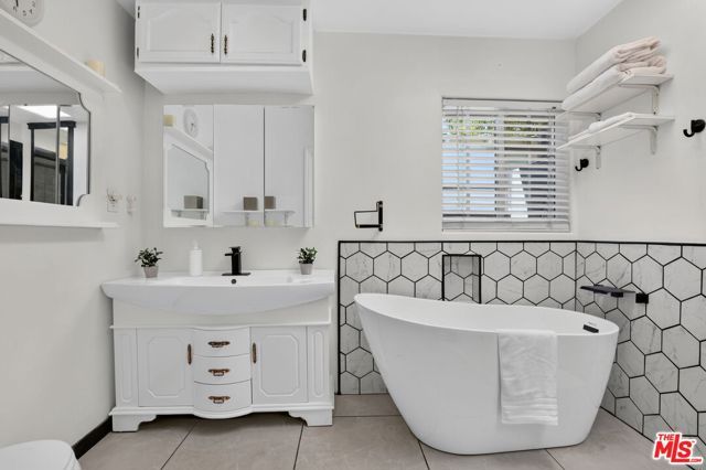5121 Morella Avenue, Valley Village, CA 91607