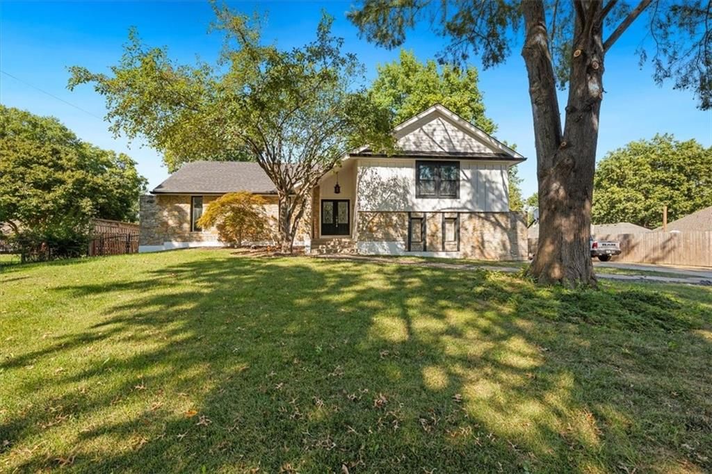 409 NW Locust Drive, Blue Springs, MO 64014