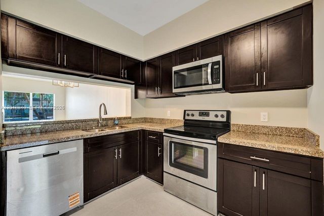 43 Simonton Cir, Weston, FL 33326