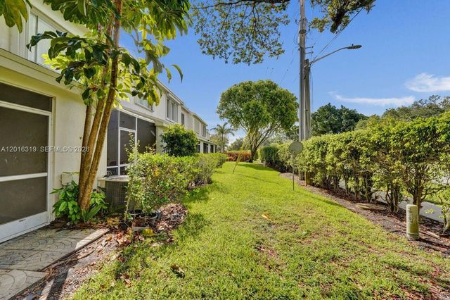 43 Simonton Cir, Weston, FL 33326