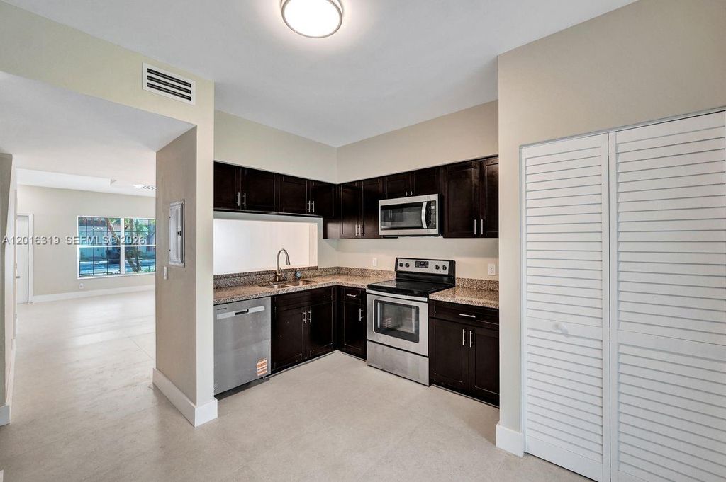 43 Simonton Cir, Weston, FL 33326