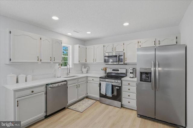 17 MIDNOON DR, Martinsburg, WV 25404