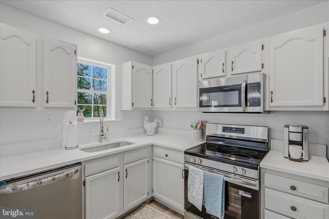 17 MIDNOON DR, Martinsburg, WV 25404