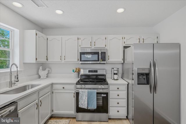 17 MIDNOON DR, Martinsburg, WV 25404