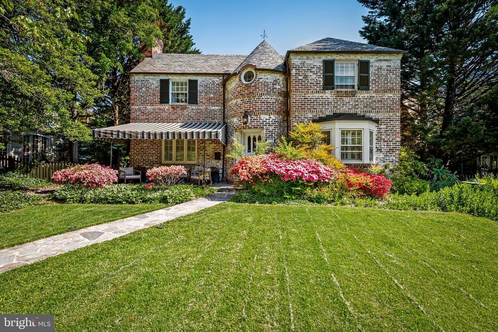 Image 1 of property listing at 212 SAINT DUNSTANS RD, Baltimore, MD 21212