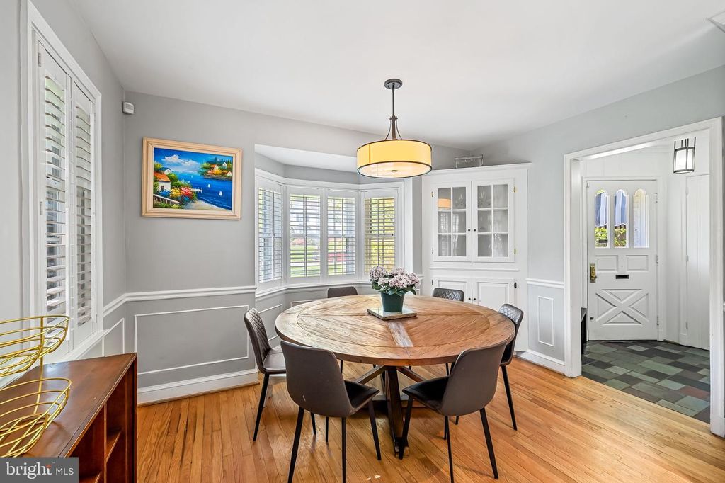 Image 10 of property listing at 212 SAINT DUNSTANS RD, Baltimore, MD 21212