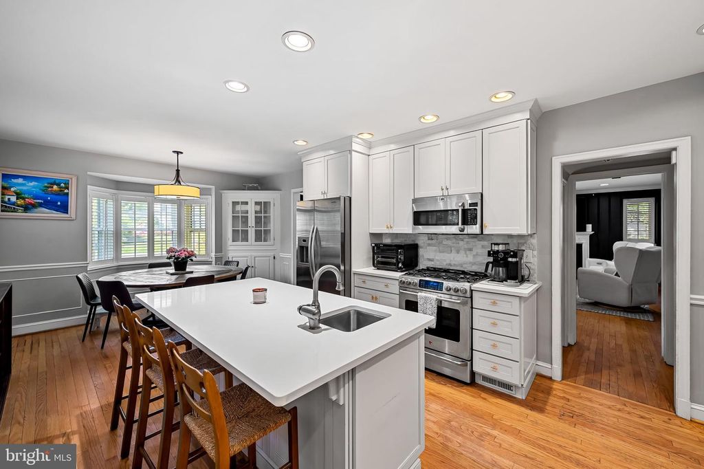 Image 12 of property listing at 212 SAINT DUNSTANS RD, Baltimore, MD 21212