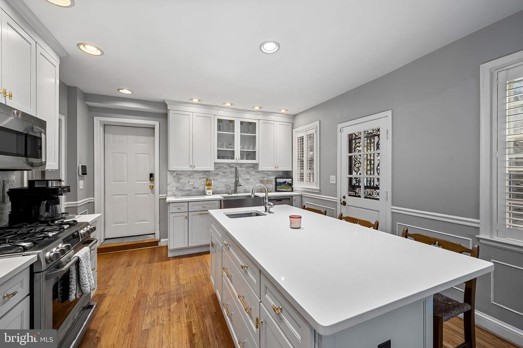 Image 13 of property listing at 212 SAINT DUNSTANS RD, Baltimore, MD 21212